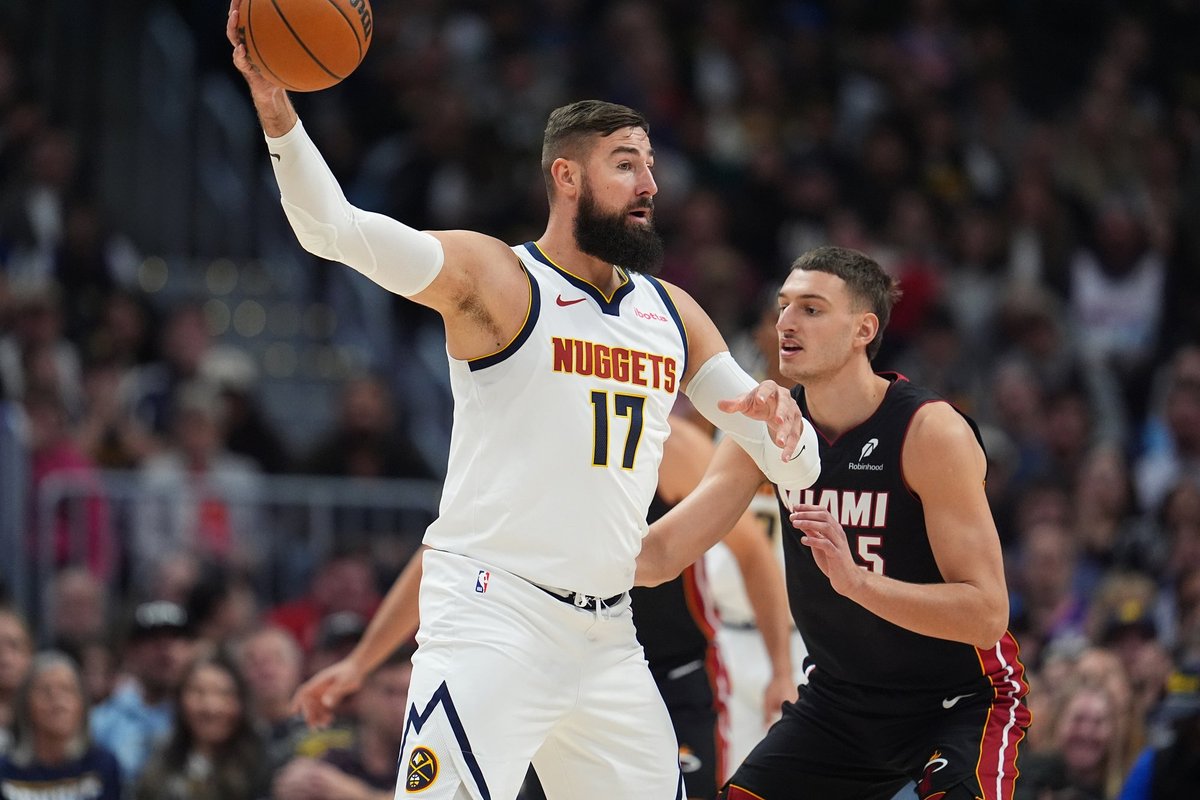 Jakučionio debiutas neįvyko, o Valančiūnas stebėjo fenomenalų Jokičiaus pasirodymą