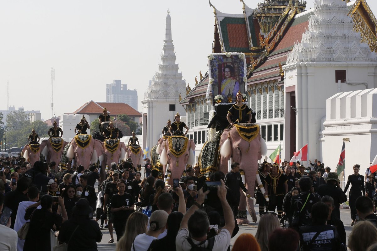 Mirusios Tailando karalienės garbei Bankoke surengtas dramblių paradas