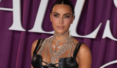 Kim Kardashian įaudrino gerbėjus, pasirodžiusi su vos ant kūno besilaikančiu bikiniu