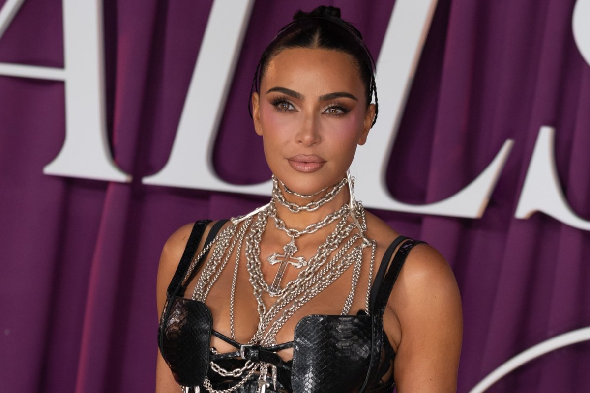 Kim Kardashian įaudrino gerbėjus, pasirodžiusi su vos ant kūno besilaikančiu bikiniu