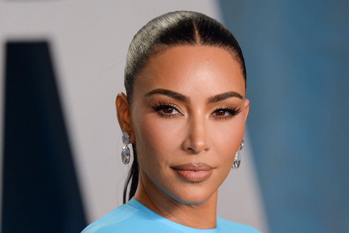Perregima suknele pasipuošusiai Kim Kardashian – internautų klausimai: ar ji nieko nepamiršo?