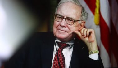 Iš „Berkshire Hathaway“ vadovo posto besitraukiantis Buffettas planuoja kol kas pasilikti įmonės akcijas