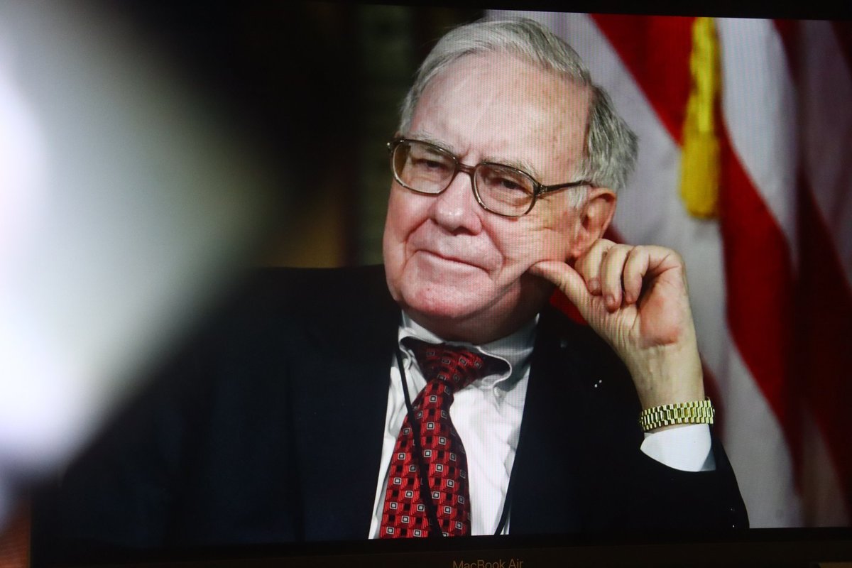 Iš „Berkshire Hathaway“ vadovo posto besitraukiantis Buffettas planuoja kol kas pasilikti įmonės akcijas