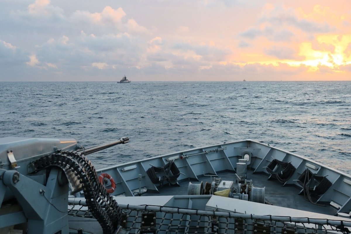 Britų laivynas šalies vandenyse sustabdė rusų korvetę ir tanklaivį