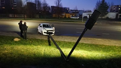 Alytuje nepilnametė nuvertė stulpą