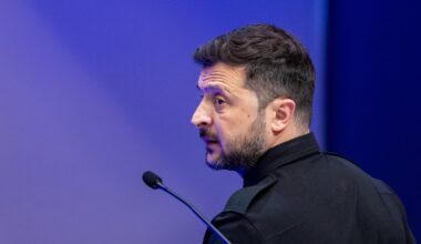 Karas Ukrainoje. Zelenskis: šiuo metu jokio konkretaus taikos plano nėra - Delfi