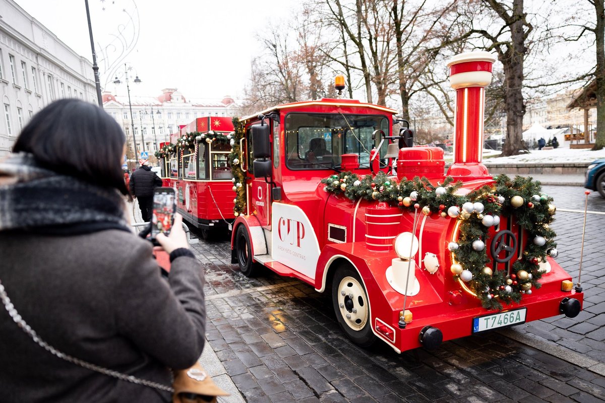 Tiesiogiai – iš Vilniaus: į gatves išrieda Kalėdų traukinukas