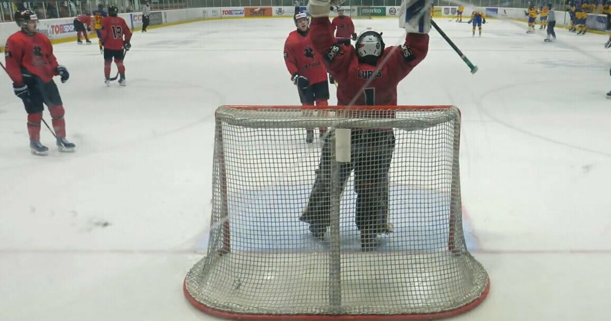 Gausiai sirgalių palaikoma Lietuvos ledo ritulio rinktinė nugalėjo Rumuniją ir laimėjo Europos tautų taurės turnyro D grupę