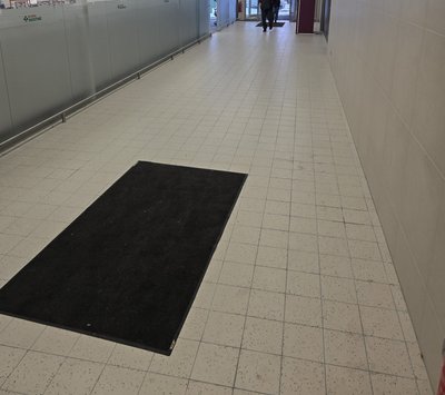 Parduotuvėje žmogus pasigedo suoliukų, prekybos tinklas žada, kad jų bus