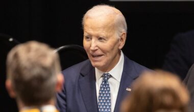 Bidenas pasirodė su nauju tvarsčiu ant galvos ir prabilo apie kovą su vėžiu