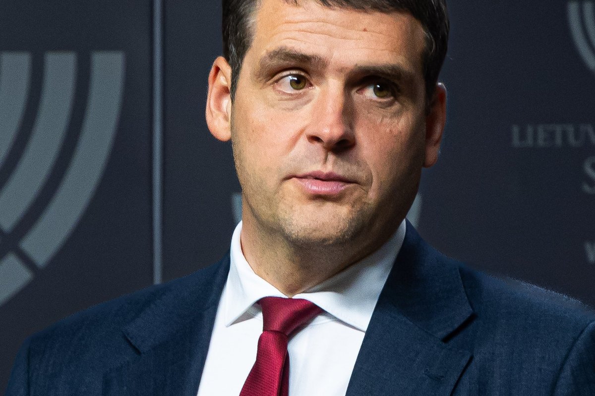 Už uždarų durų – keistos replikos