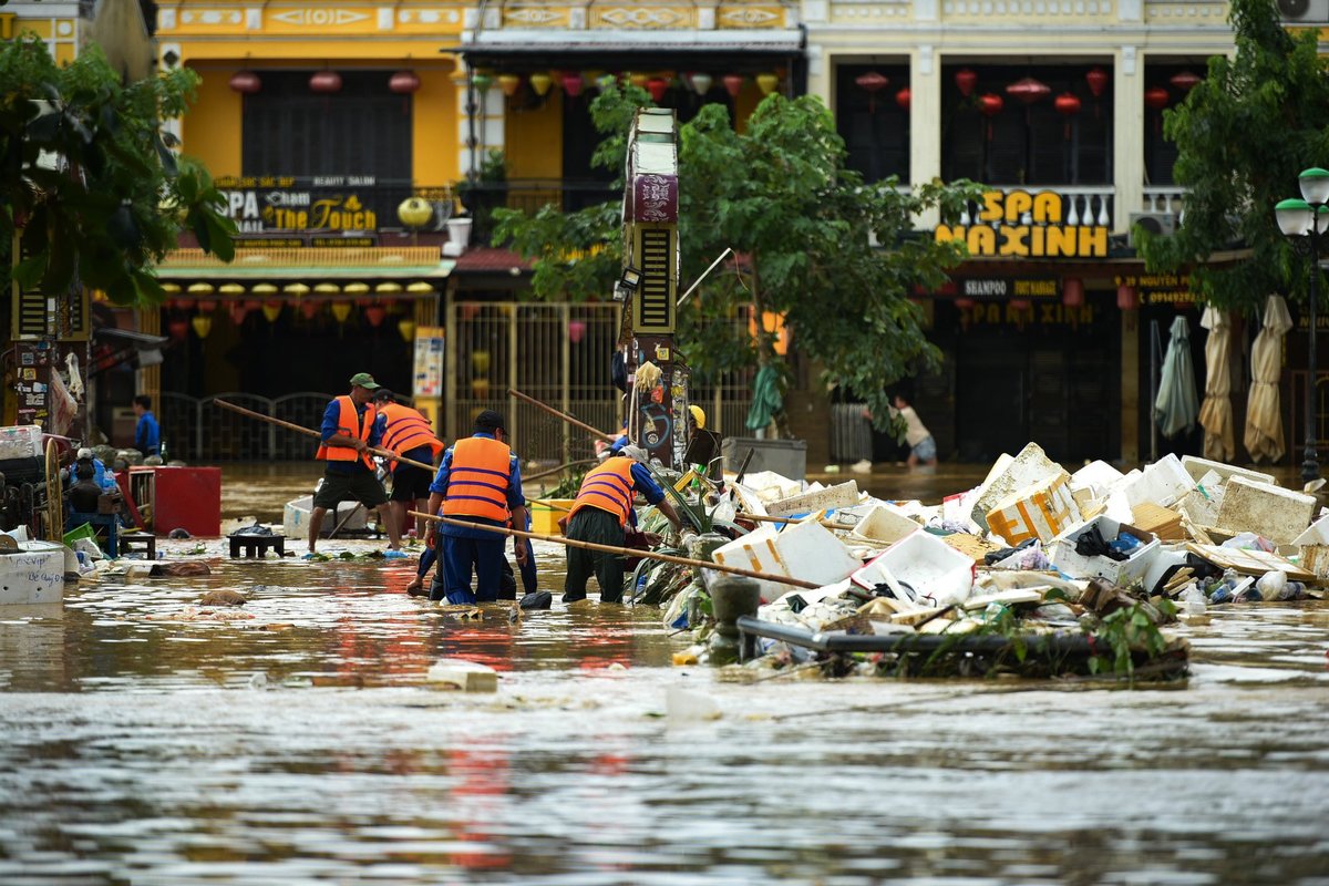 Smarkios liūtys jau savaitę skalbia dalį Vietnamo