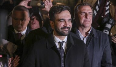 „Norėsi sulaikyti vieną iš mūsų – turėsi prasibrauti pro mus visus“: Niujorko meras Mamdani kreipėsi į Trumpą