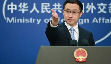 „Labai nepatenkinta“ Kinija įspėjo Trumpą