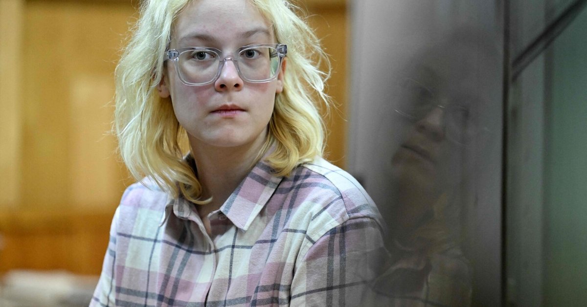 Šaltinis: gatvės muzikantė, atlikusi antikarines dainas, paleista iš kalėjimo išvyko iš Rusijos