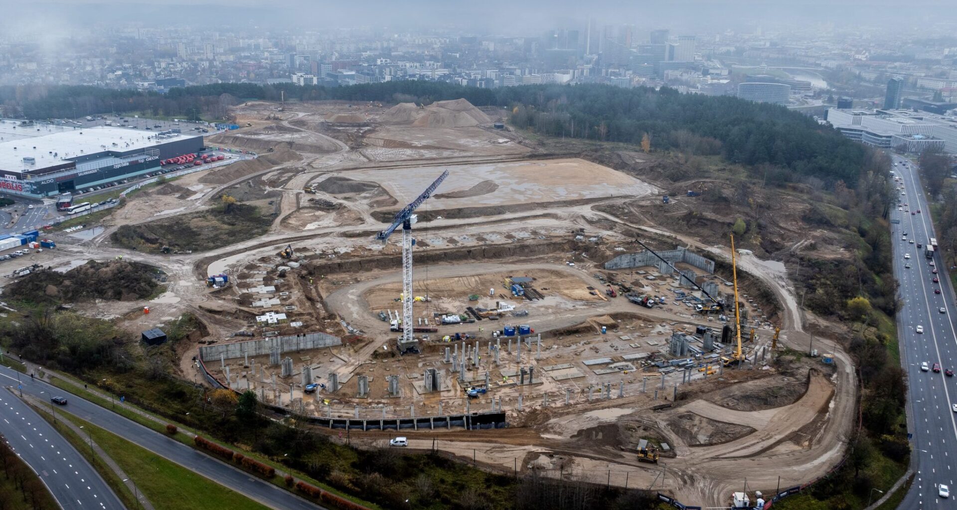 Nacionaliniame stadione pradedamos montuoti sienos, tribūnų konstrukcijos (nuotraukos)
