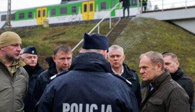 Lenkijos premjeras diversijas prieš geležinkelį pavadino Rusijos valstybiniu terorizmu