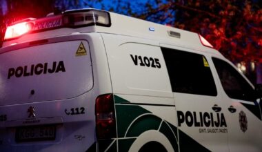 Aiškėja daugiau apie mirtiną nelaimę: pedalus supainiojęs senjoras prispaudė žmogų prie parduotuvės