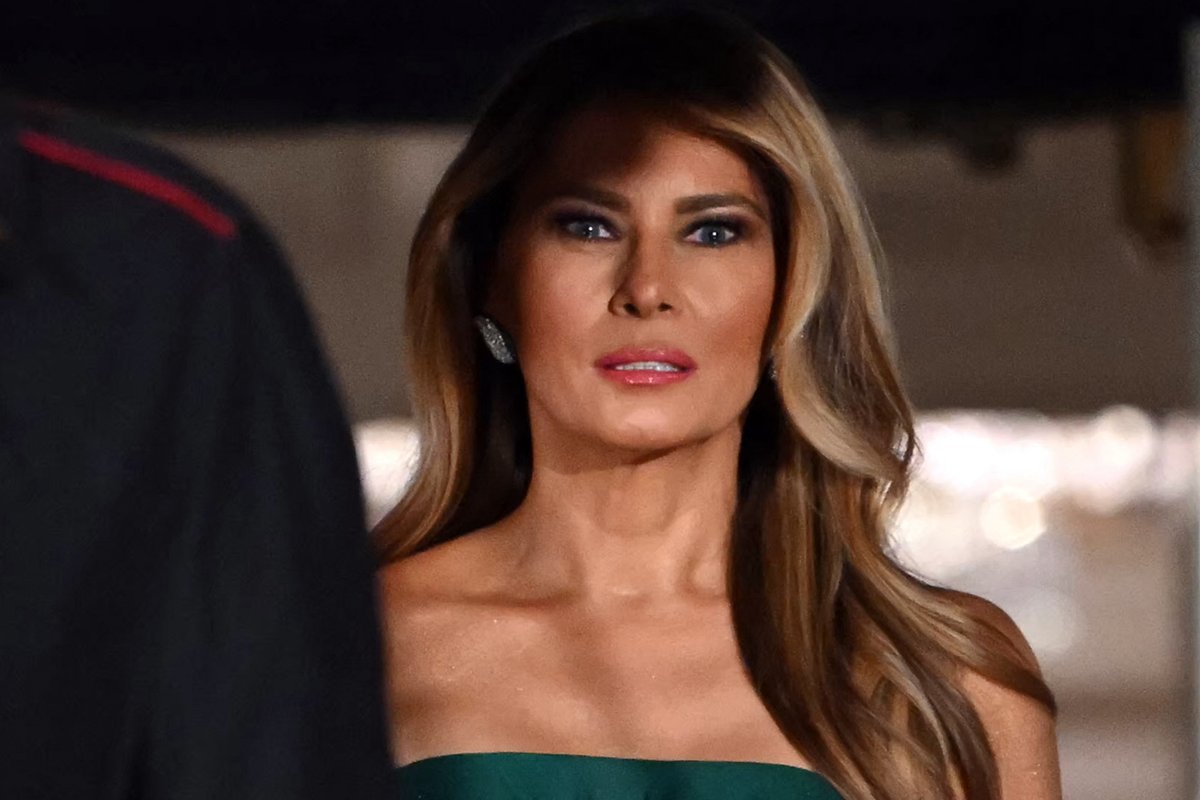 Visos akys krypo į Melanią Trump: pasirodė su efektinga suknele, aplenkusia laiką