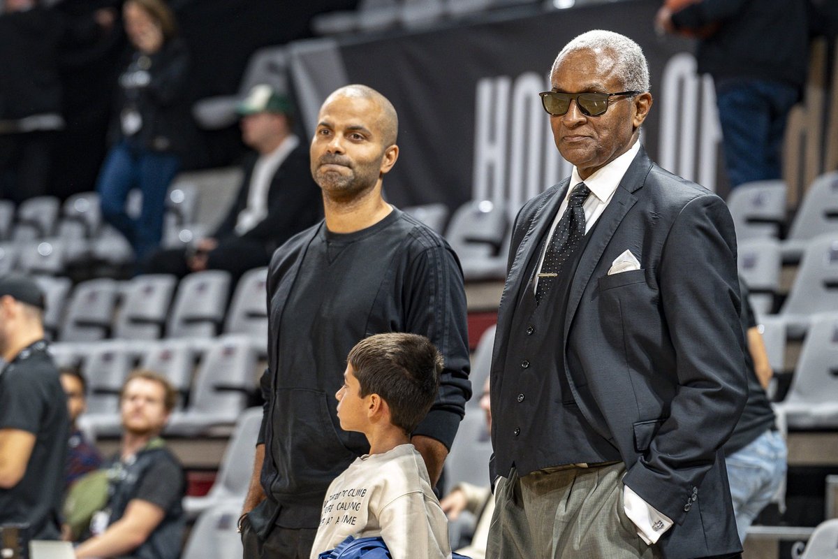 Pildo mirusio tėvo norą: Parkeris pasuko trenerio keliu