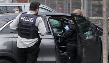 Po grasinimų susprogdinti mokyklas ir stotis Vokietijoje – policijos kratos