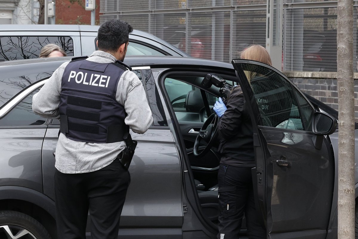 Po grasinimų susprogdinti mokyklas ir stotis Vokietijoje – policijos kratos