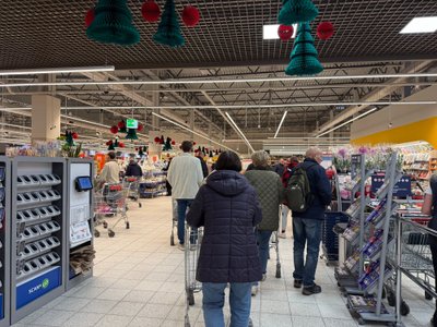 Parduotuvėse „Maxima“ nusidriekė eilės