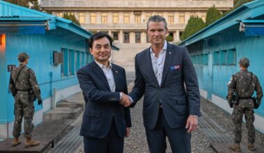 Pentagono vadovas pirmą kartą per 8 metus apsilankė Šiaurės ir Pietų Korėjos pasienyje