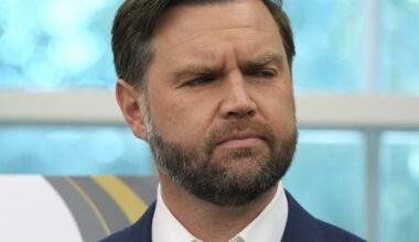 J. D. Vance`as atskleidė, kodėl Trumpas kalbasi su Putinu