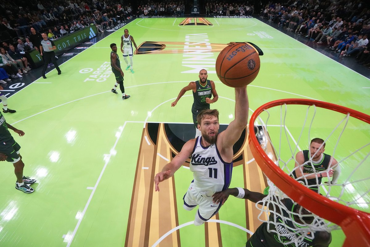 Sabonis surengė triuškinančiais dėjimais papuoštą šou Minesotoje, bet „Kings“ ir vėl pralaimėjimo