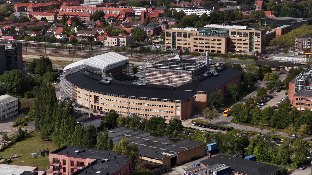 Alytuje pagaminti saulės moduliai įmontuoti į milžinišką stogo elektrinę Danijoje