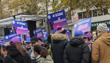 Tūkstančiai protestuotojų Prancūzijoje reikalavo kovoti su smurtu prieš moteris