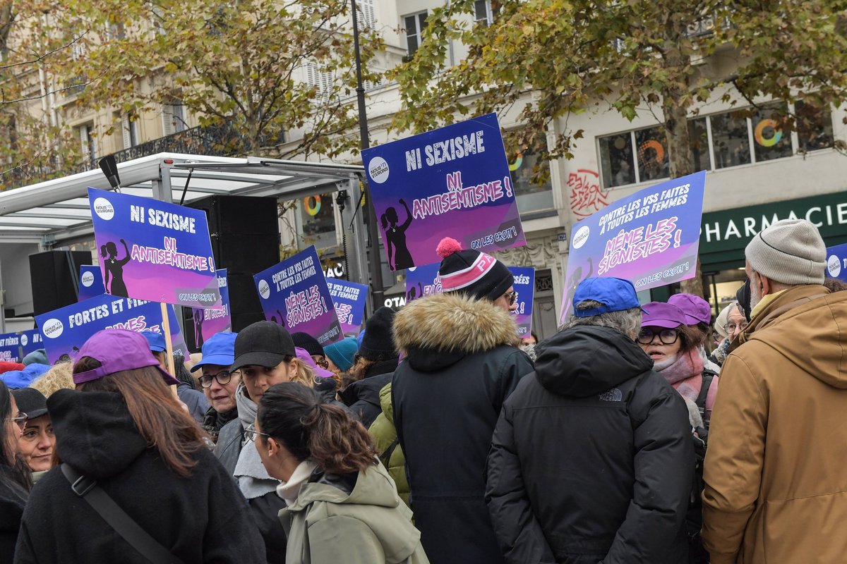 Tūkstančiai protestuotojų Prancūzijoje reikalavo kovoti su smurtu prieš moteris