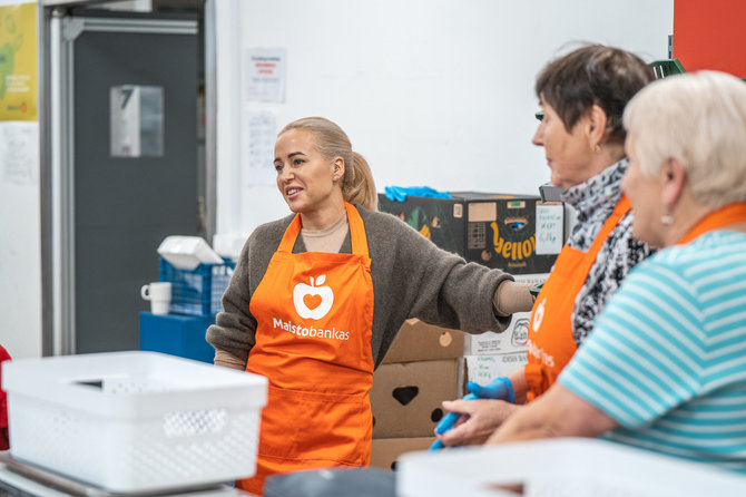 Patriko Karpicko nuotr./Elena Puidokaitė-Atlanta savanoriavo „Maisto banke“