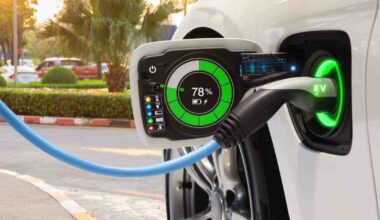 Sugriautas didžiausias elektromobilių mitas: tyrimas atskleidė, kaip iš tikrųjų sensta jų baterijos