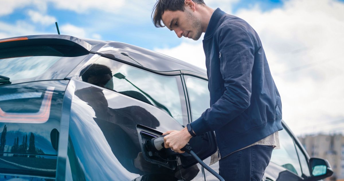 Pirkdami naudotą elektromobilį dažnai darome vieną lemtingą klaidą, ekspertai įspėja, kuo tai gali baigtis