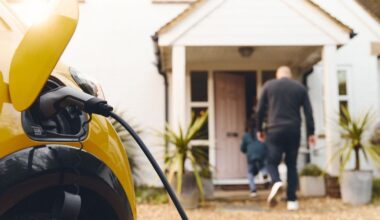 Svarstote apie elektrinį automobilį? Pirkėjai žiūri į blizgantį ekraną, bet praleidžia tai, kas kainuos tūkstančius