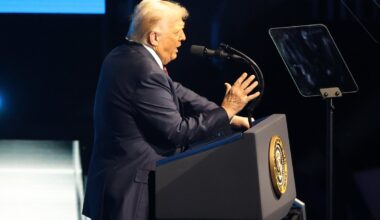 Karas Ukrainoje. Trumpas: Putinas kreipėsi su prašymu dėl Ukrainos - Delfi