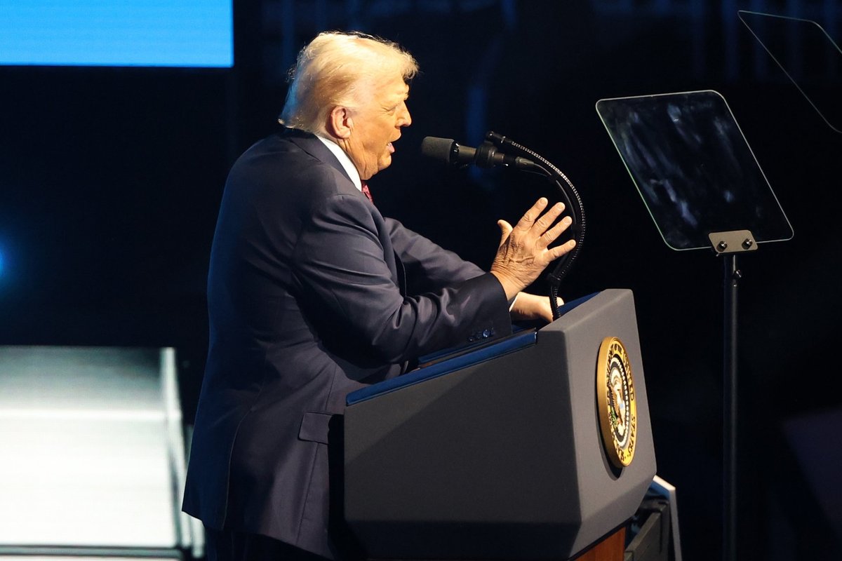 Karas Ukrainoje. Trumpas: Putinas kreipėsi su prašymu dėl Ukrainos - Delfi