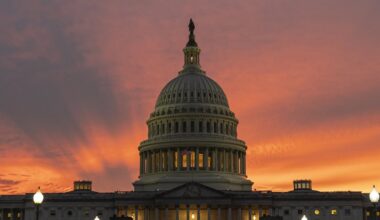 Dėl besitęsiančio vyriausybės uždarymo JAV bus atšaukiami skrydžiai