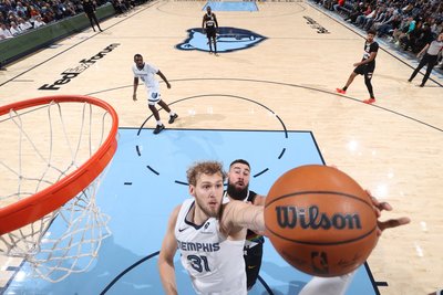 Jock Landale, Jonas Valančiūnas