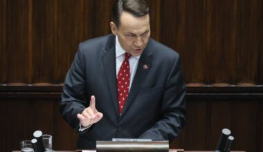 Karas Ukrainoje. Sikorskis pareiškė, kad Ukraina pasirengusi kovoti dar trejus metus - Delfi