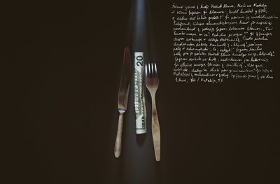 „20 dolerių banknotas. Anūkas sulankstė dvidešimties dolerių banknotą ir, priglaudęs peilį prie močiutės gerklės, privertė ją jį suvalgyti, nes ji nedavė jam pinigų taksi.“  Aut. Alexander Vasukovich 