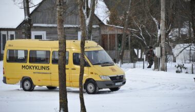 Anykščių raj. nuo kelio nuvažiavo mokyklinis autobusas su vaikais