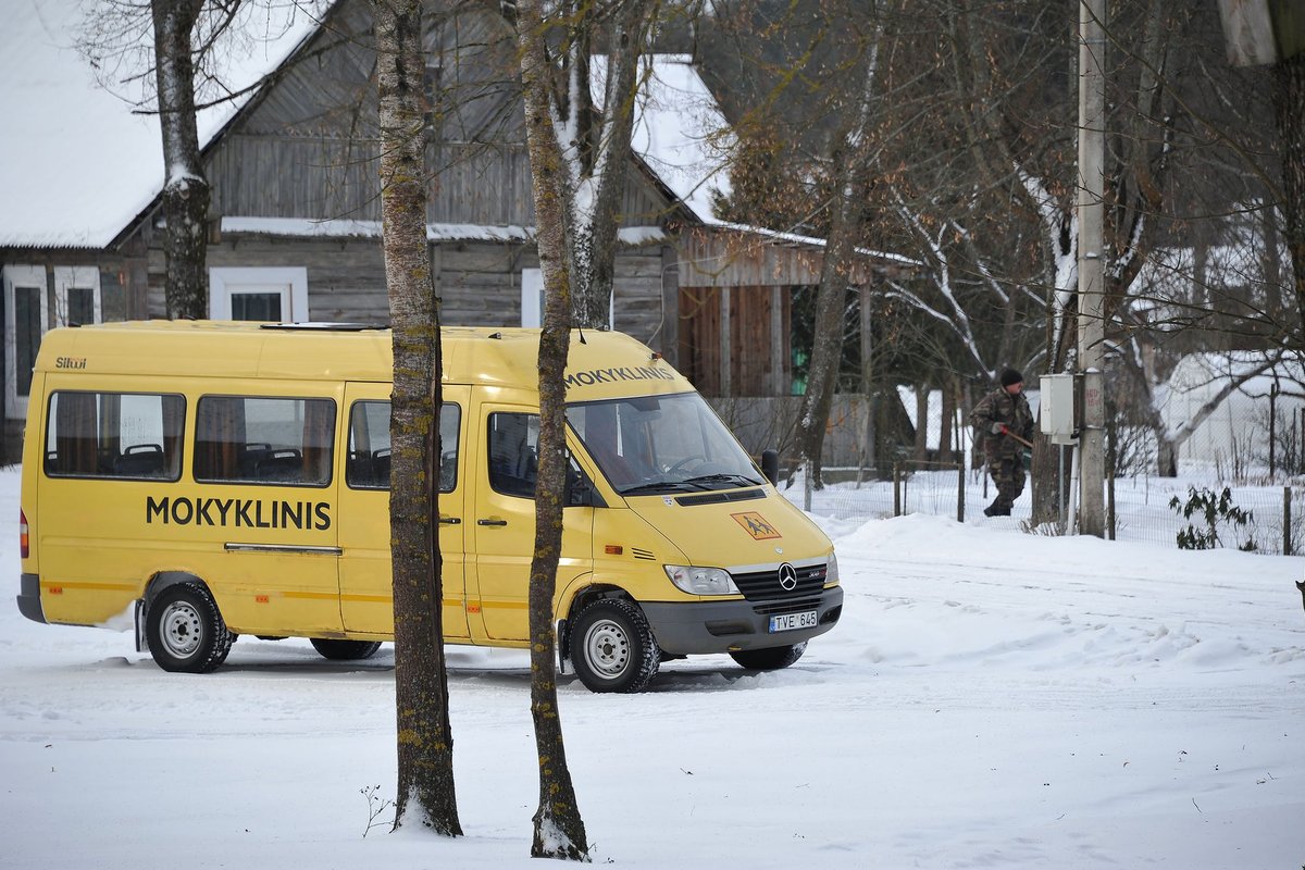 Anykščių raj. nuo kelio nuvažiavo mokyklinis autobusas su vaikais