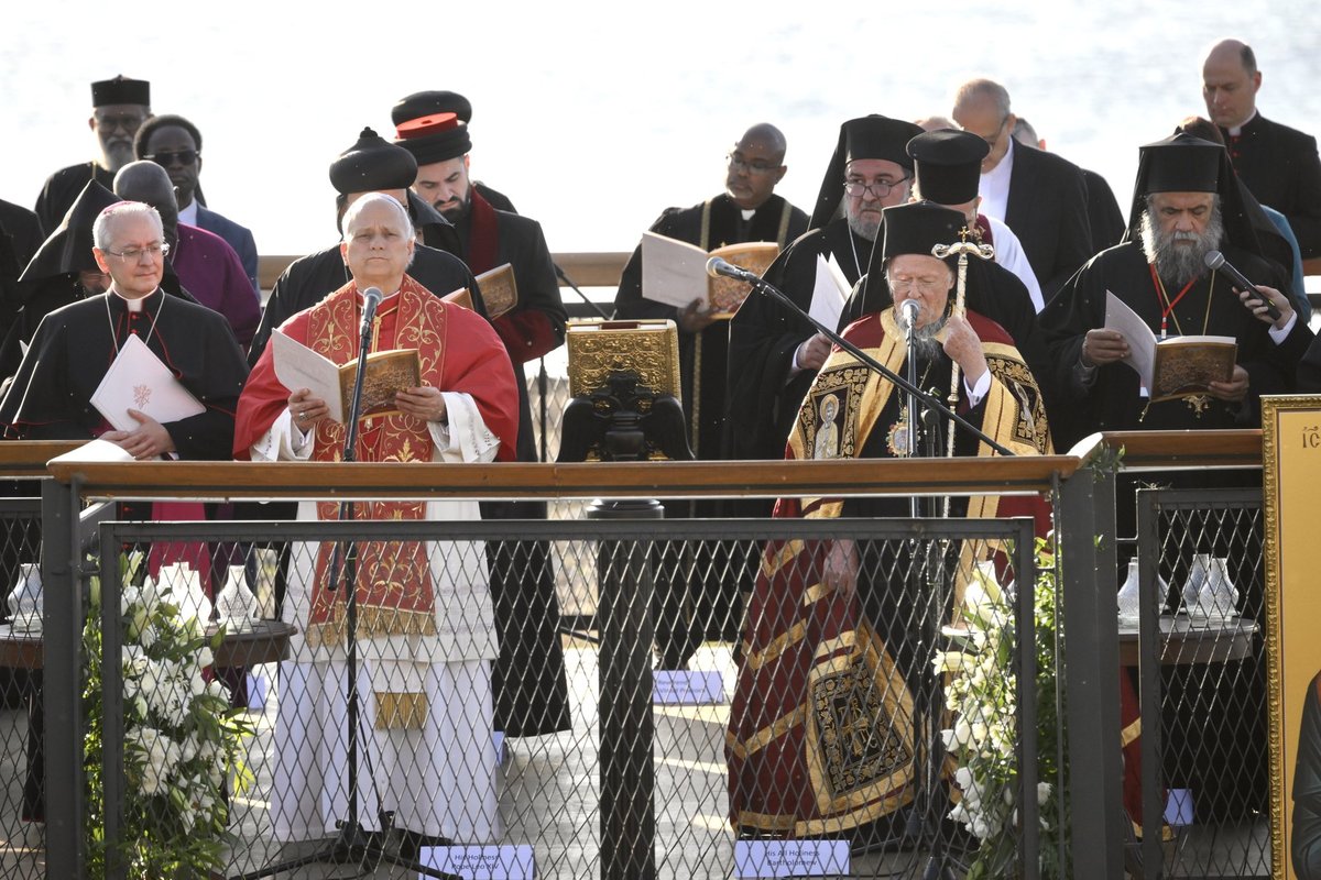 Popiežius meldėsi už vienybę nuskendusios bazilikos griuvėsiuose Turkijoje
