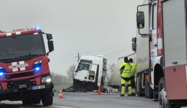 Baisi avarija Kėdainių rajone – prispaustas su vilkiku susidūrusio „Volvo“ vairuotojas
