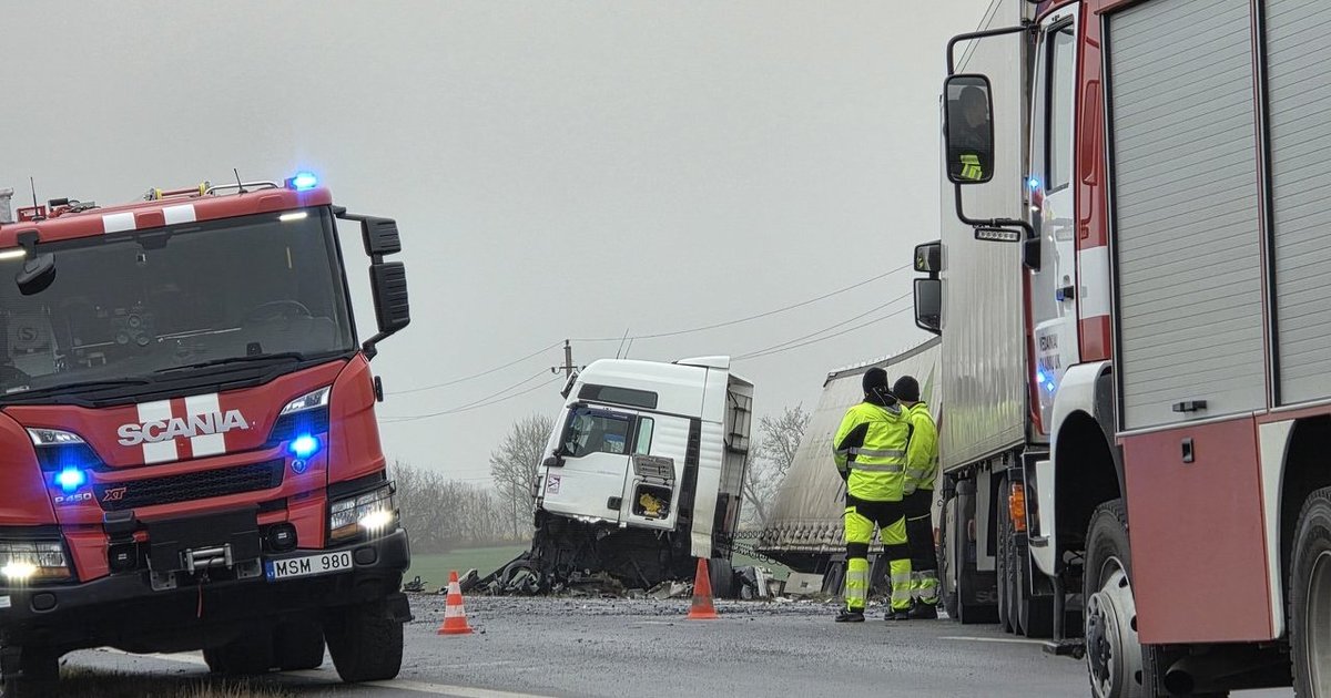 Baisi avarija Kėdainių rajone – prispaustas su vilkiku susidūrusio „Volvo“ vairuotojas