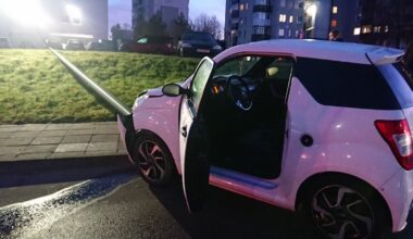 Alytuje nepilnametė automobiliu nuvertė stulpą