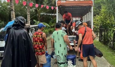 Taifūnui artėjant prie Filipinų, dešimtys tūkstančių žmonių evakuojami į saugias vietas